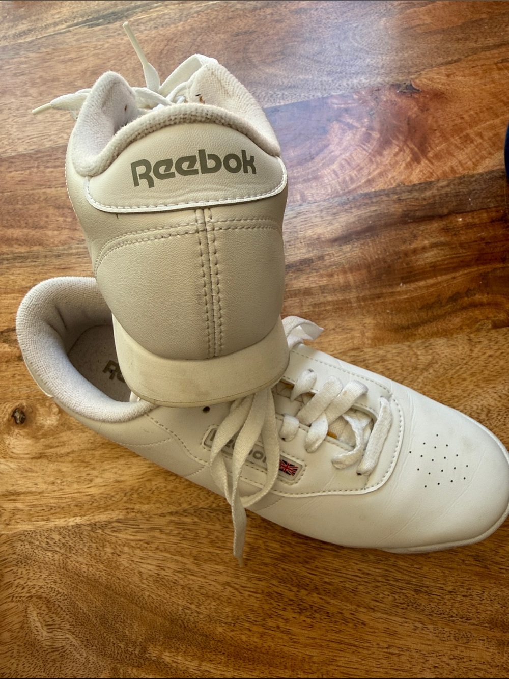 Reebok White Leather Sneakers with Red Logo Detail - Picture 3 of 9